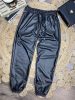 XENI bőrhatású nadrág gumis derékkal és szárral - fekete